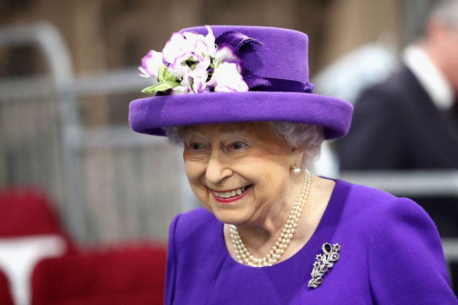 C'était était autrefois la couleur de la royauté. La reine Elisabeth semble être au courant !
