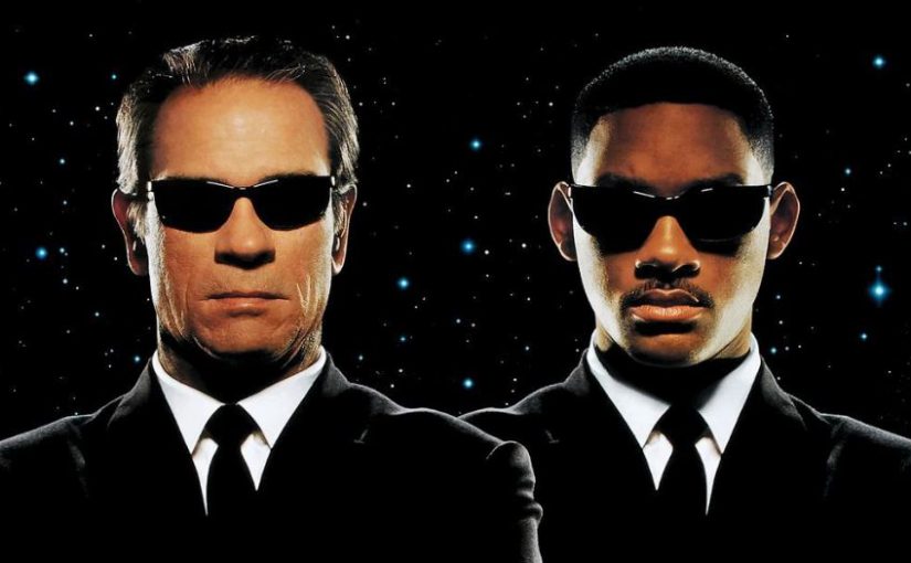 Le look des premiers Men in Black n’a pas vieilli, et pour cause, ils portent un costume noir