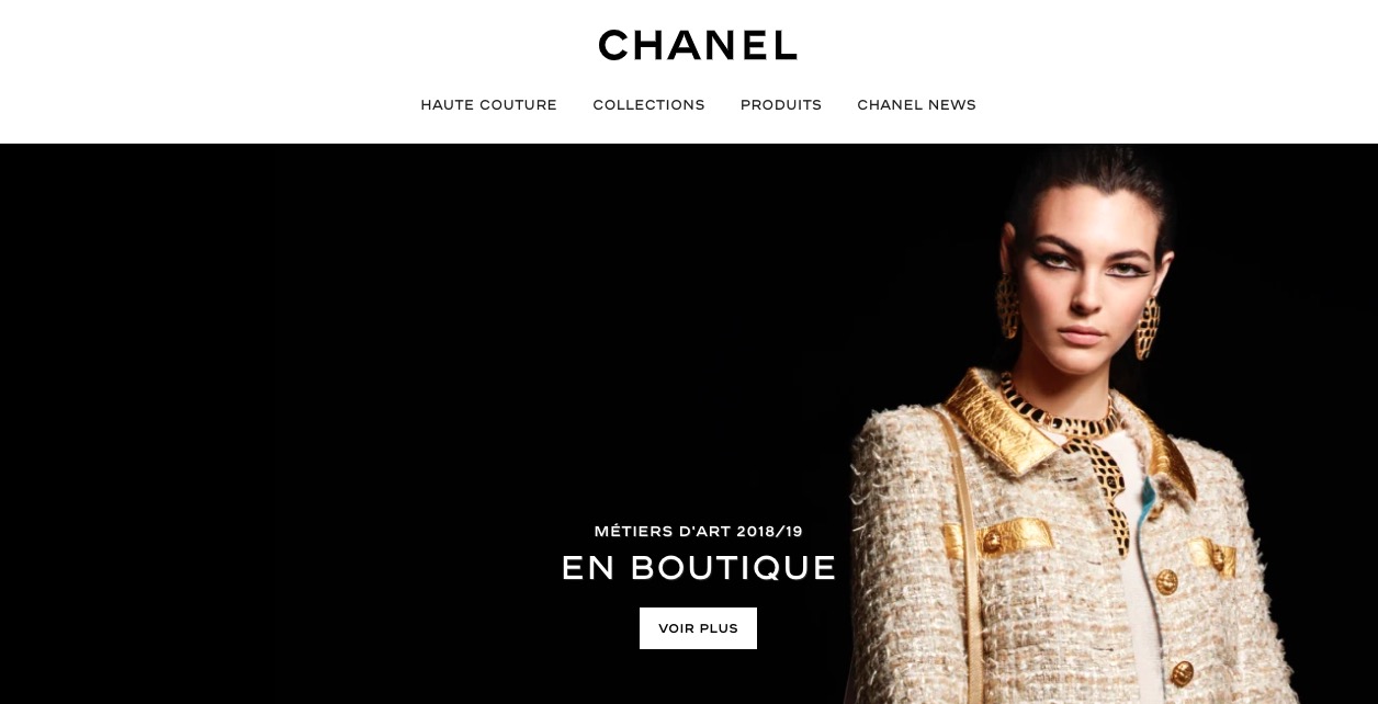 Beaucoup de noir sur le site et le logo de Chanel, une marque de luxe